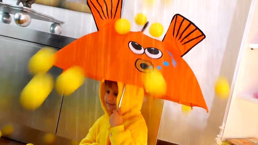 ماجراهای دیانا و روما - بازی روما با بچه عروسک و چتر